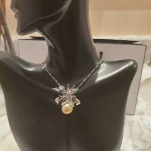 18k Solid 4G WG BEE Pendant or Brooch